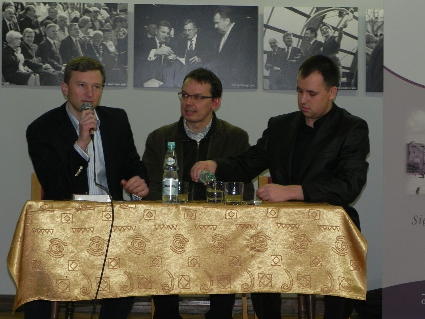 Igor Janke (w środku) podczas spotkania w ostrowieckiej...