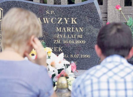 Grobowiec na myszkowskim cmentarzu stał się obiektem zainteresowania osób postronnych. Fot. Arkadiusz Gola