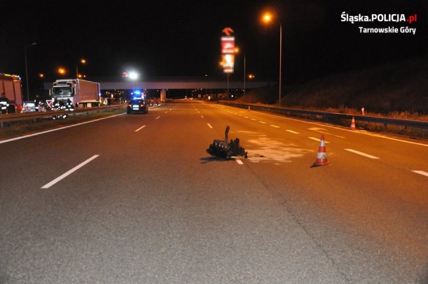 Tragiczny wypadek na autostradzie A1 w Wieszowej. Osobówka  zderzył się z tirem. 27-letni kierowca zginął na miejscu