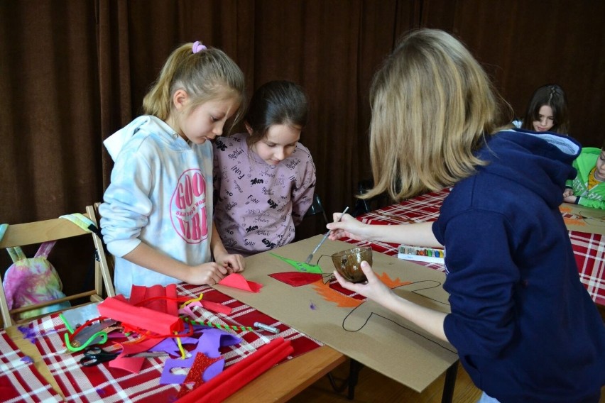 Ferie w Radomiu. Dzieci spędzają czas na zajęciach w Domu Kultury Borki. Przygotowują prace plastyczne, czytają książki. Zobacz zdjęcia
