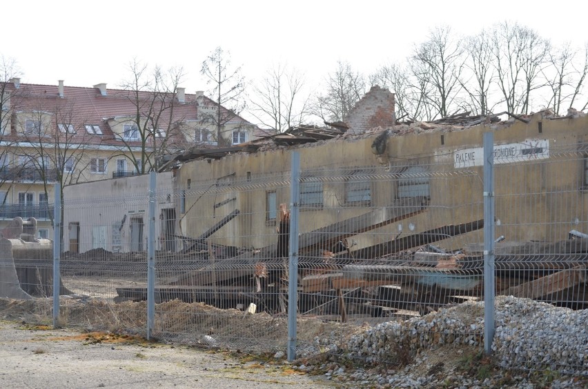 Głogów: Wyburzanie magazynu na terenie dawnej, wojskowej jednostki. ZDJĘCIA/ FILMY