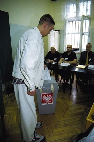 Tak wyglądały wczoraj wybory parlamentarne w bielskim areszcie. ZDJĘCIE: JACEK ROJKOWSKI