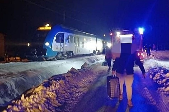 Ciągnik rolniczy z pługiem wjechał w bok pociągu pasażerskiego Kolei Śląskich