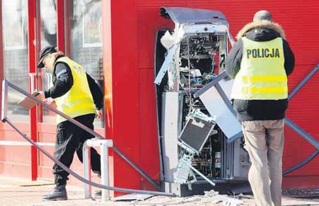 Wysadzony bankomat w Warzymicach. Zdaniem prokuratury za napadami na to i inne urządzenia w kraju stoją „Strzelec” i 32-letni Piotr K.