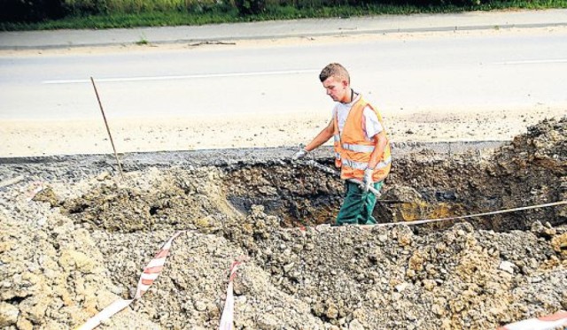 Jeszcze rano pracownicy szukali kabla używając zwykłych łopat. Później do poszukiwań włączono koparki, które uszkodziły zakopane kości.