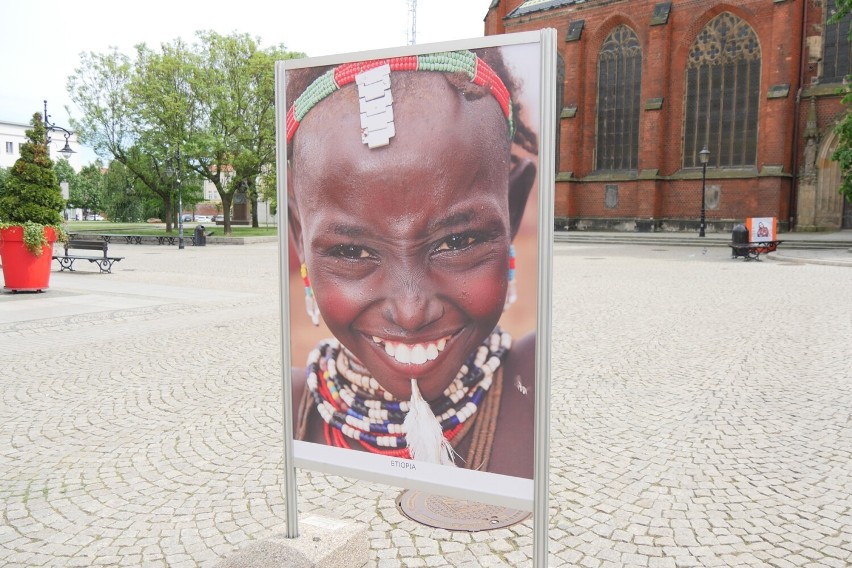 Mieszkańcy Etiopii, Jemenu, Filipin, Indii i wielu innych krajów w Legnicy. To wystawa fotografii Elżbiety Dzikowskiej, zobaczcie zdjęcia