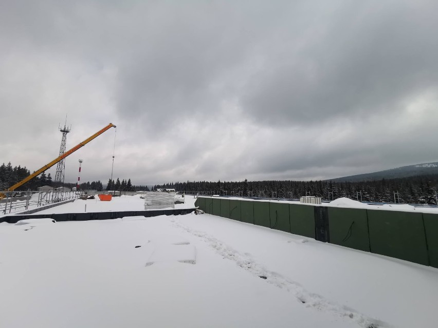 Gigant na Polanie Jakuszyckiej. Kwietniowe śniegi nie spowalniają prac przy budowie Dolnośląskiego Centrum Sportu