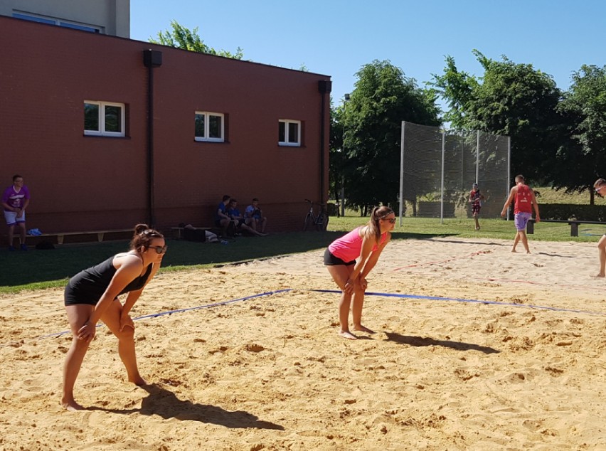 Raszkowianie mają nowe boisko do plażowej piłki siatkowej. Otwarcie zainaugurowano Turniejem o Puchar Burmistrza Gminy i Miasta Raszków