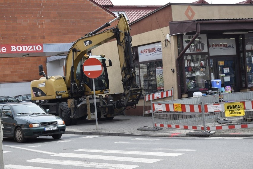 Prace przy przebudowie sieci cieplnej w ulicy Strykowskiej...