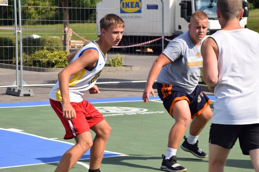 Turniej streetball w Koninie. „Jaraj sport, a nie towar”. Drugi turniej ulicznej koszykówki w rytmie muzyki hip-hop. [ZDJĘCIA]