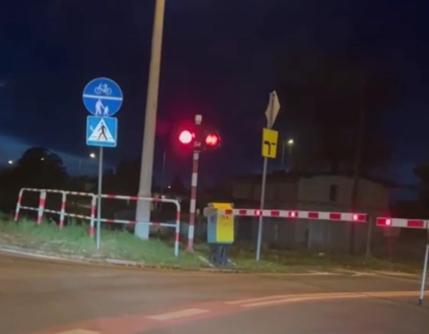 Niebezpieczne zdarzenie w Wągrowcu. Auto utknęło na przejeździe kolejowym