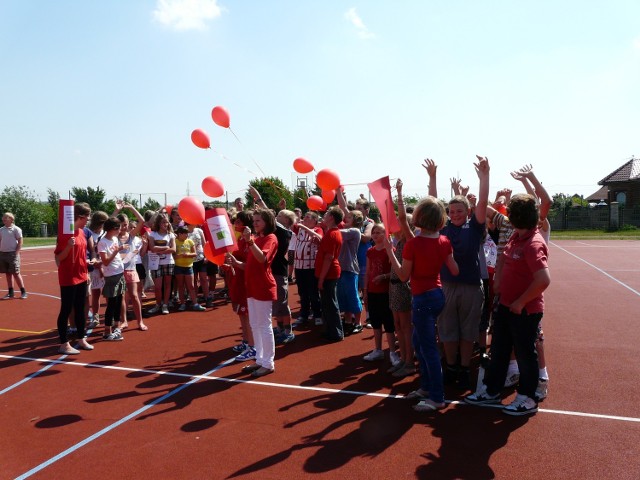 Uczniowie na znak walki z przemocą wypuścili w niebo balony.
