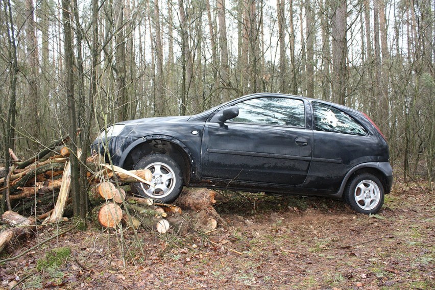 Pijany Sulmierzyczanin samochodem uciekał przed policją. Uderzył w lesie w pocięte drzewo [ZDJĘCIA]