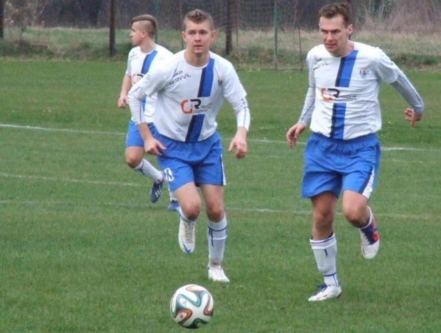 Jakub Korba (z prawej) strzelił pierwszą bramkę dla Unii w jej zwycięskim meczu w Alwerni (3:0).