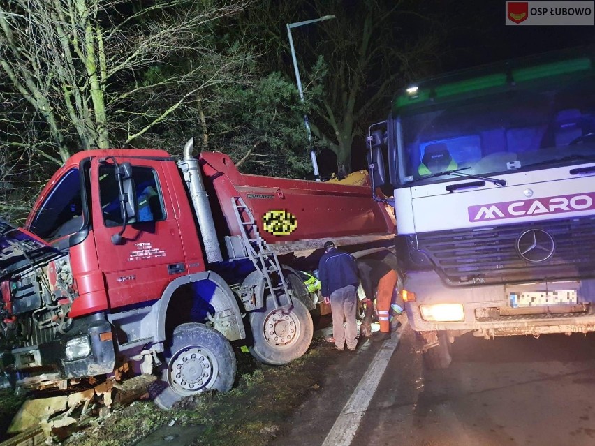 Gmina Łubowo. Samochód ciężarowy wjechał w betonowe...