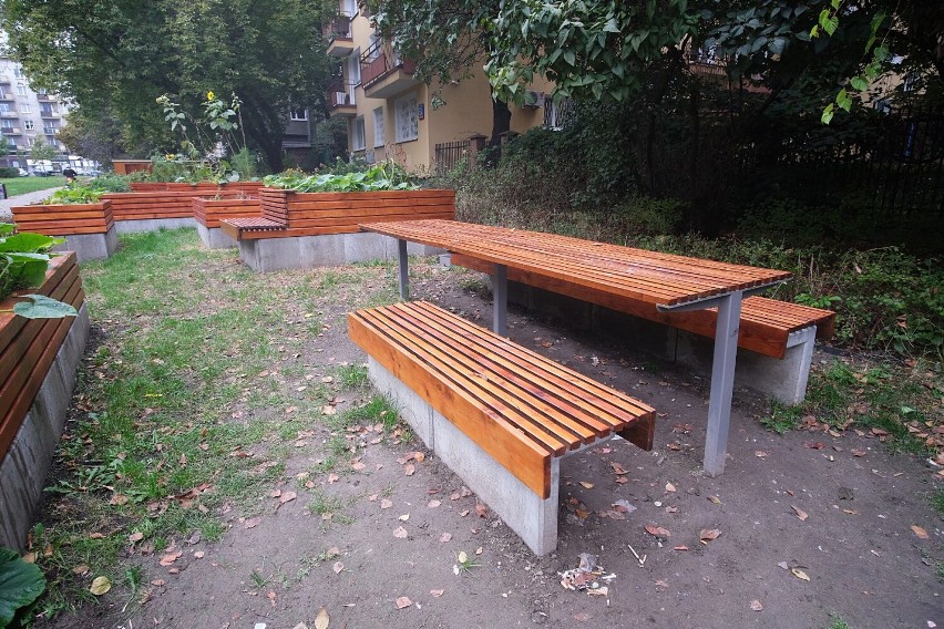 Postawili stolik i dwie ławki. No i się zaczęło. Mieszkańcy wkurzeni po remoncie parku. "Regularne libacje alkoholowe"