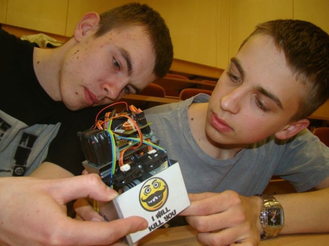 Jakub Dyksa (z prawej) i Łukasz Lewandowski ze swoim robotem