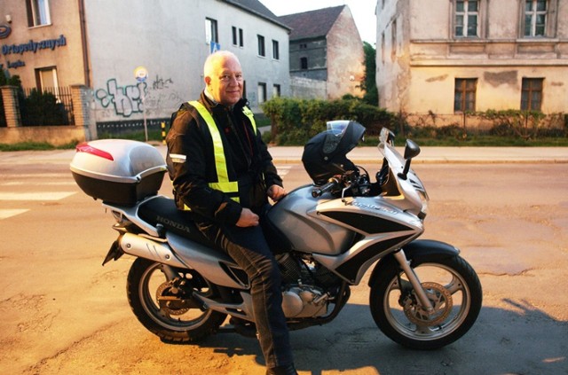 Prezydent Legnicy Tadeusz Krzakowski do pracy jeździ motocyklem, co o tym sądzicie ?