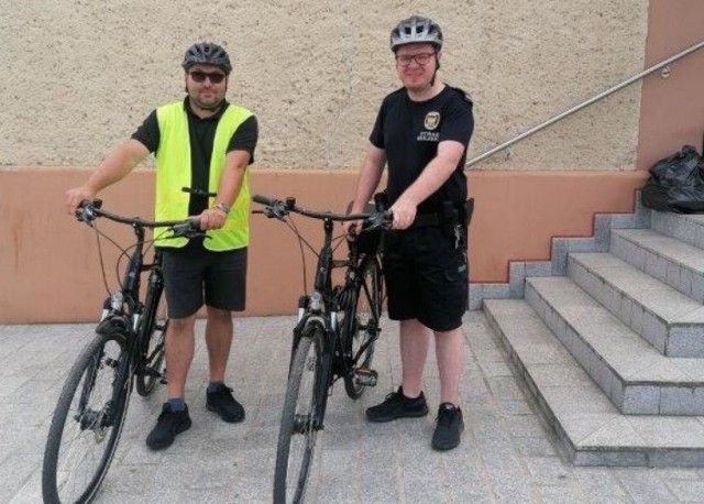 Strażnicy miejscy wsiadają na rowery.