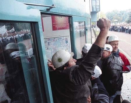 Policjanci użyli tarcz do wypchnięcia górników za drzwi. Fot. Tomasz Jodłowski