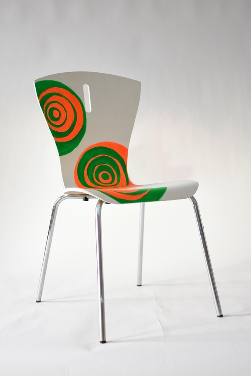 Unikatowe i gustowne: Krzesła dla WOŚP w Bielsku-Białej czekają na licytację [ZDJĘCIA]