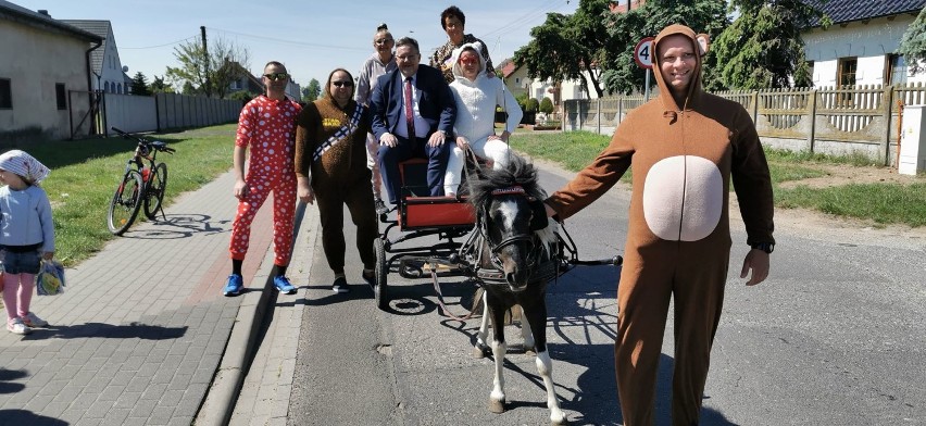 Dzień Dziecka w sołectwie Gębarzewo. "Słodka Bryczka z niedźwiedziami" dostarczyła dzieciom prezenty