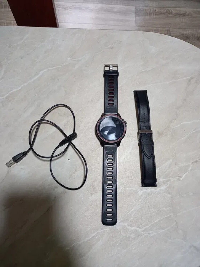 Opis:Sprzedam zegarek smartwatch L8 z ładowarką i dodatkowy...