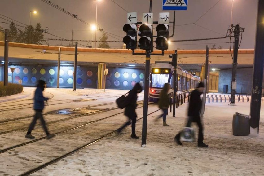 Atak zimy w Krakowie. Seria kolizji przez gołoledź. Autobusy opóźnione