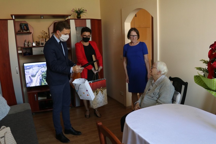 Setne urodziny Klary Ireny Kalisty z Wągrowca. Wizytę złożyli jej przedstawiciele urzędu 
