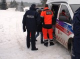 Gm. Działoszyn: Dzięki śladom na śniegu odnaleźli w lesie zaginioną 33-latkę [FOTO]