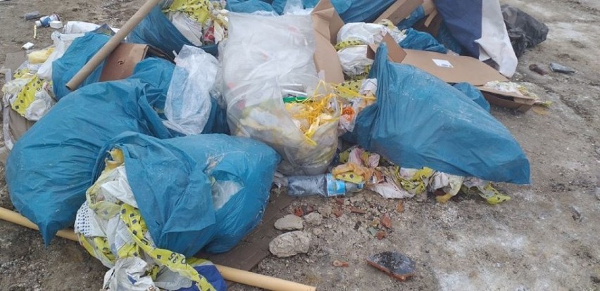 Wielkie poszukiwania chamskich śmieciarzy, którzy odpadki po budowie dachu podrzucili na drogę pod Dolicami   