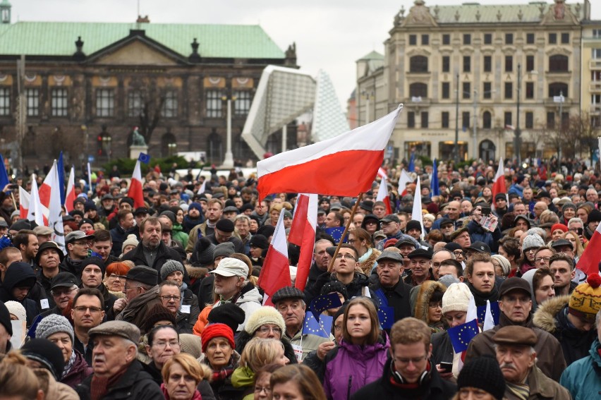 Manifestacja w obronie demokracji na placu Wolności