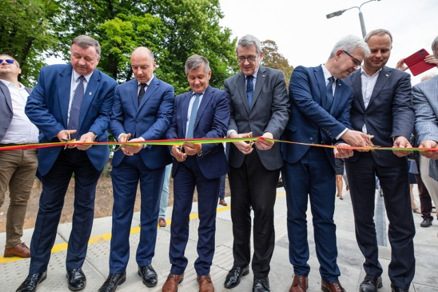 W poniedziałek (6 czerwca) nastąpiło uroczyste otwarcie linii kolejowej Wrocław - Sobótka - Świdnica. Samorządowcy, ministrowie i włodarze miast uroczyście przecięli wstęgę w Kobierzycach, a na dłużej zatrzymali się w Sobótce, której mieszkańcy od dawna zabiegali o powrót tego połączenia.