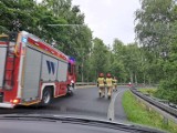 Tir uderzył w bariery na zjeździe w Mysłowicach. Policja sprawdza okoliczności i przyczyny zdarzenia. Są utrudnienia w ruchu