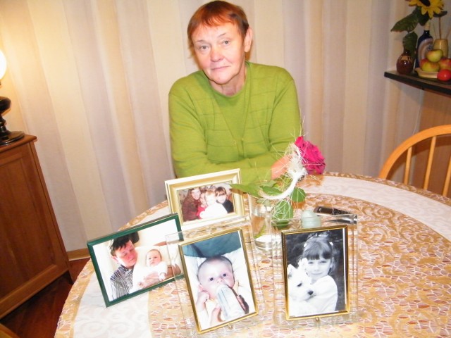 Janina Borchert pokazuje zdjęcia swoich wnuków. Dziś opiekuje się głównie 6-miesięczną wnuczką Tosią
