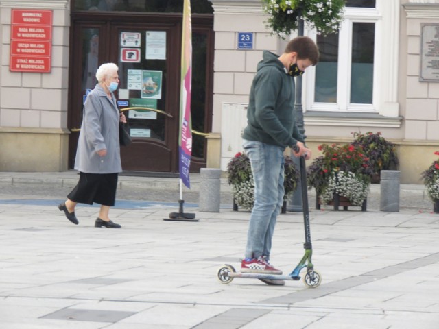 Opustoszałe ulice Wadowic w sobotę (10.10.2020). Mieszkańcy karnie nosza maseczki, ale większość z nich została w domach.