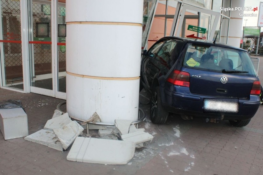 Samochód wjechał w centrum handlowe Auchan w Sosnowcu