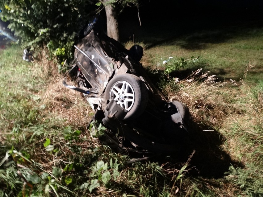 Chraplewo: BMW uderzyło w drzewo