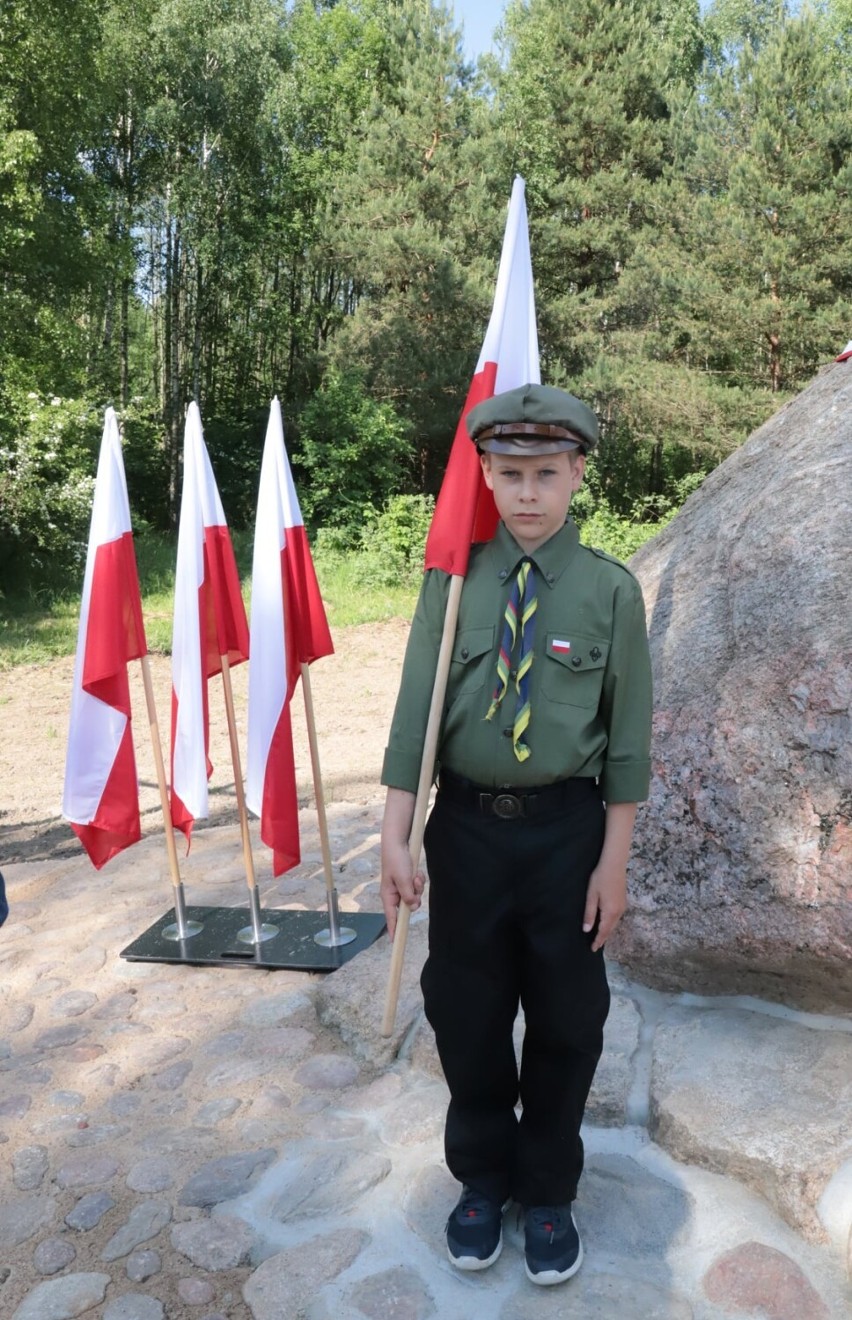 Na dawnej granicy Polski i ZSRR odsłonięto 10-tonowy głaz. W historycznym miejscu spotkali się mieszkańcy i przedstawiciele władz   