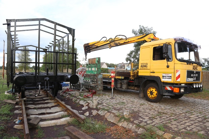 Członkowie Towarzystwa Przyjaciół Wolsztyńskiej Parowozowni odrestaurowali zabytkowy wagon.