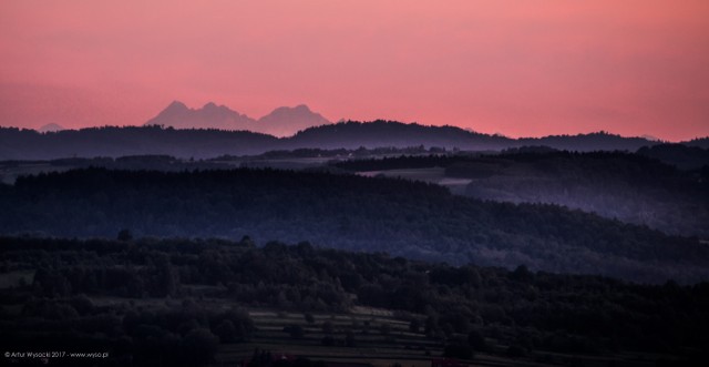 Tatry sfotografowane wczoraj po godz. 20.30 ze wzgórza na Łanach Matysowskich