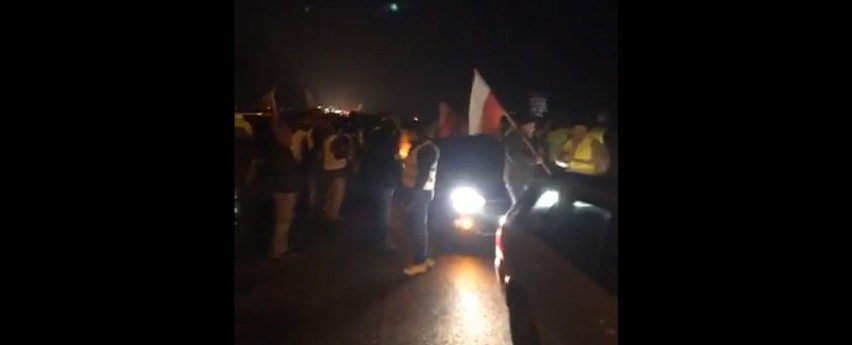 Protest na autostradzie A2. Rolnicy zablokowali dojazd do Warszawy. Korek od nieczynnych bramek pod Pruszkowem