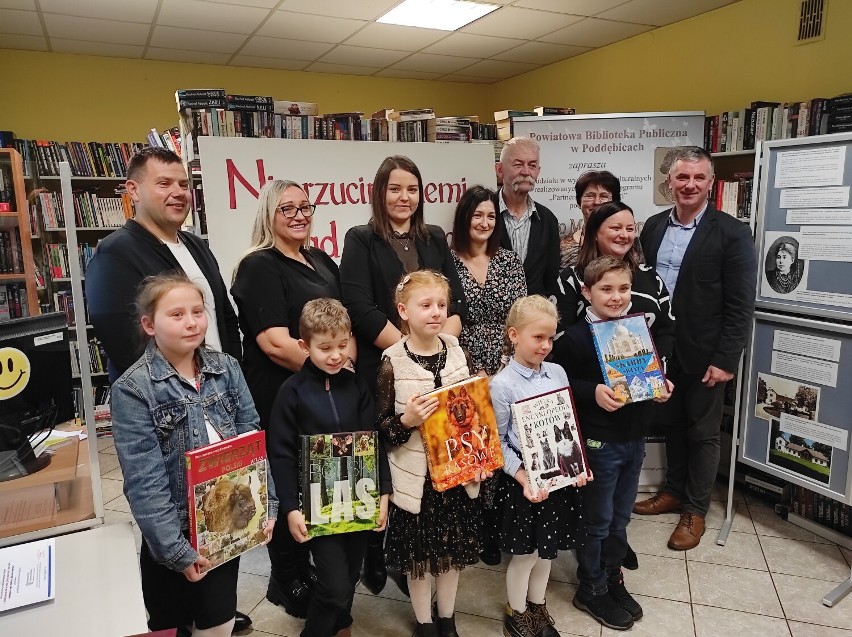 Finał projektu „Blisko Marii Konopnickiej” odbył się w Powiatowej Bibliotece Publicznej w Poddębicach. Nagrody dla uczestników konkursów FOT