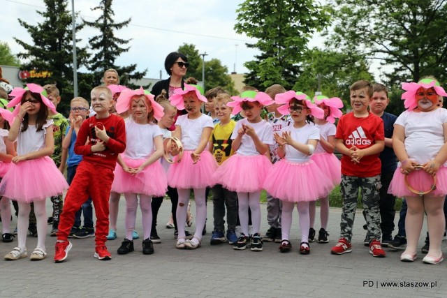 Dzieci z przedszkola numer 3 w Staszowie świetnie bawiły się w Parku Adama Bienia