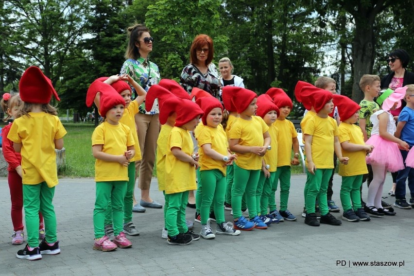 Dzień Dziecka w staszowskim parku Adama Bienia. Przedszkolaki świętowały na całego. Zobacz zdjęcia