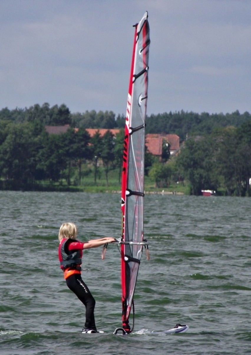 Windsurfing - sport wodny uprawiany w czasie wiatrów