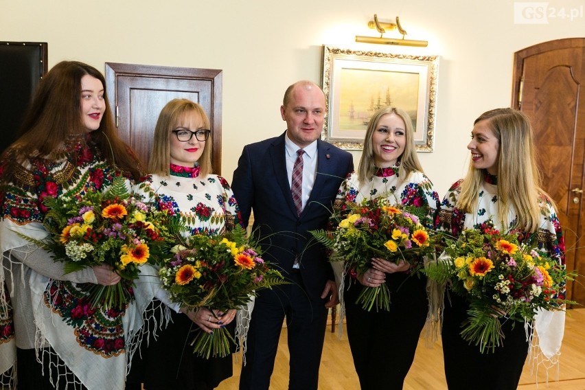 Dziewczyny z Tulii odwiedziły prezydenta Szczecina [WIDEO, ZDJĘCIA]