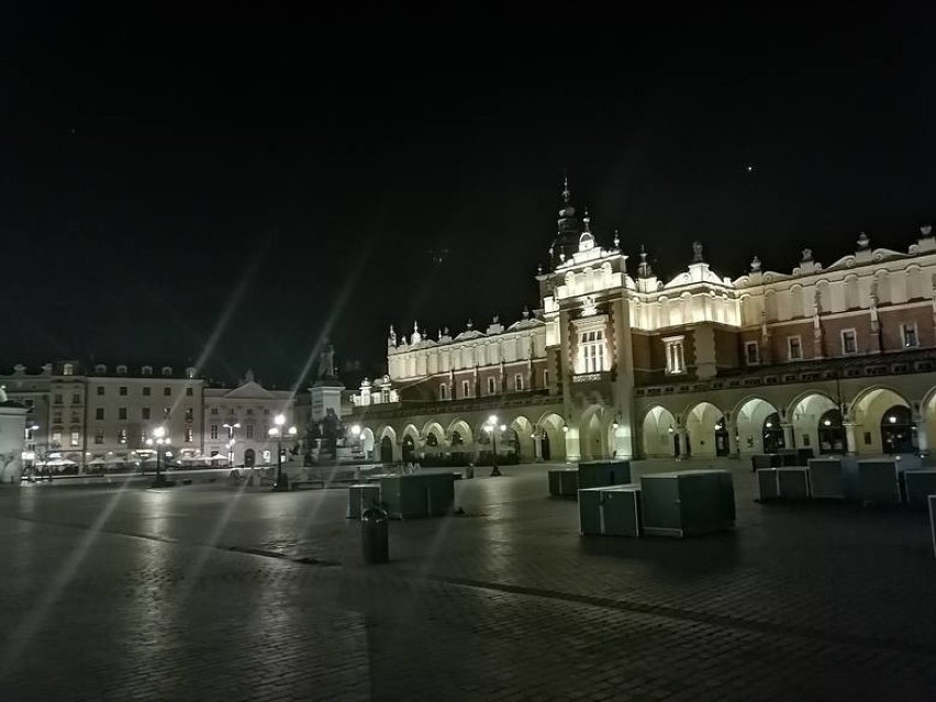 Rynek Główny w Krakowie, niedziela wieczorem
