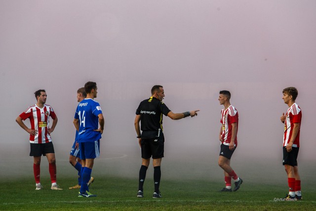 Emocje na trybunach stadionu przy ul. Bandrowskiego podczas derbów Tarnovia-Unia. Sędzia trzykrotnie był zmuszony przerywać spotkanie po tym, jak kibice miejscowych odpalili race