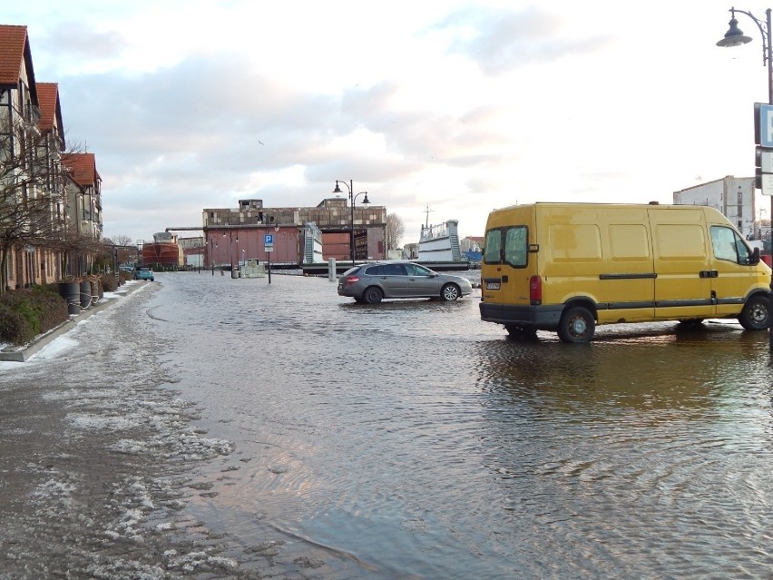 Woda zalewa Bulwar Portowy.